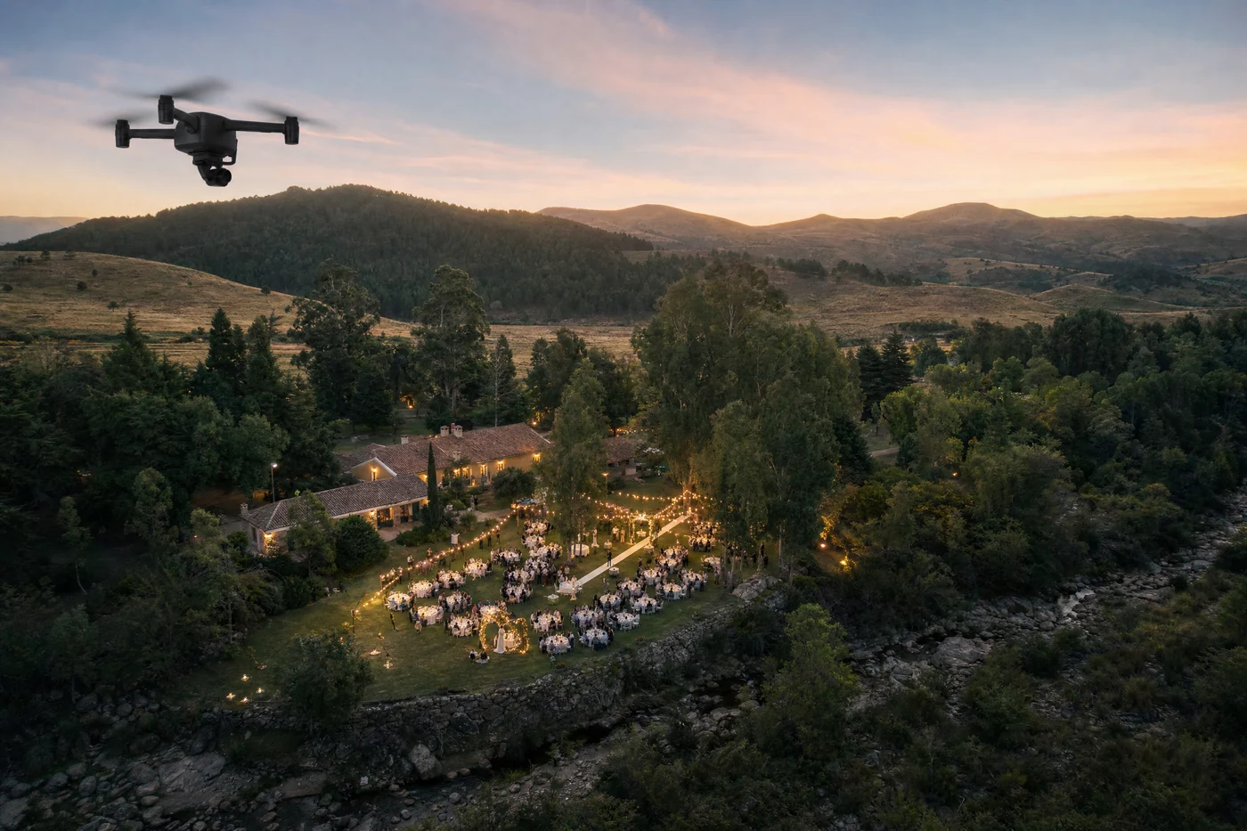 Ilustración generada con IA: vista aérea de un casamiento al aire libre en una estancia al atardecer, con mesas redondas y luces cálidas en el parque; los invitados se ven muy pequeños y de lejos.